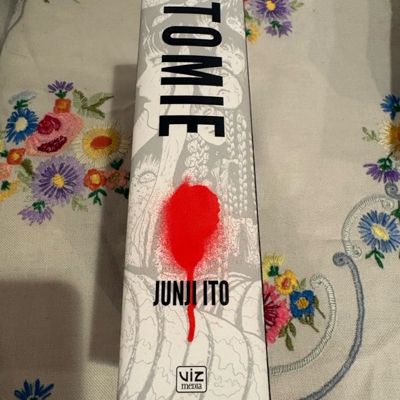 Tomie Graphic Novel by Junji Ito - Picture 2 of 4